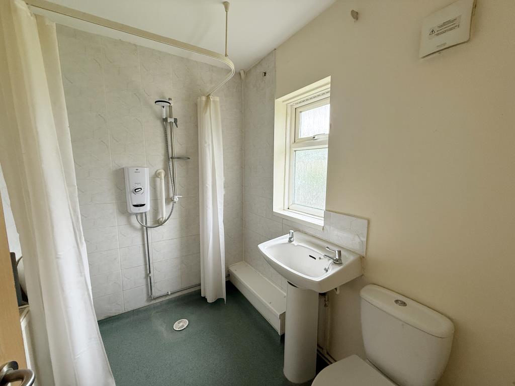 Lot: 135 - SEMI-DETACHED HOUSE IN NEED OF IMPROVEMENT IN VILLAGE SETTING - Shower Room of Village House in Need of Improvement